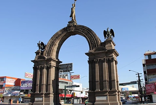 1910 Inauguran el Arco de la Independencia