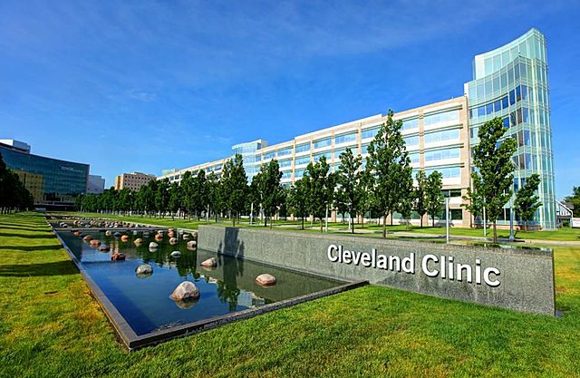 Favaloro, interesado en los avances en la cirugía torácica, decide dejar La Pampa e irse a la Cleveland Clinic, en Estados Unidos.