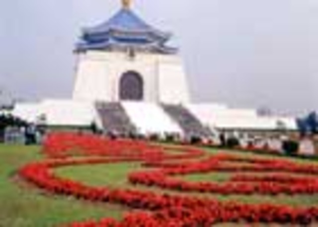 The first Portuguese traders arrive