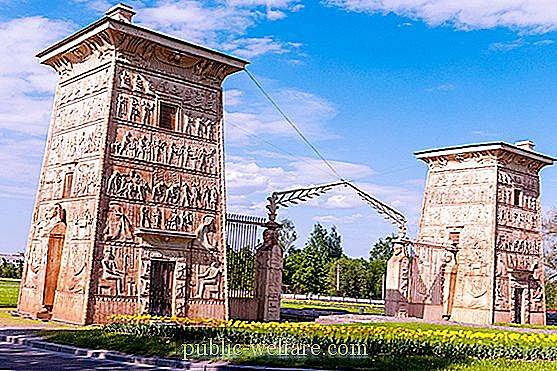 PUERTAS EGIPCIAS EN TSARSKOE