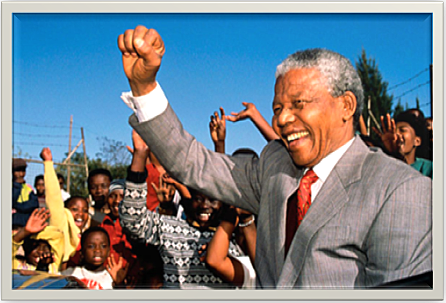 Mandela y el Apartheid. En pie con el puño en alto