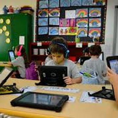 Timeline: LA ESCUELA A TRAVES DEL TIEMPO