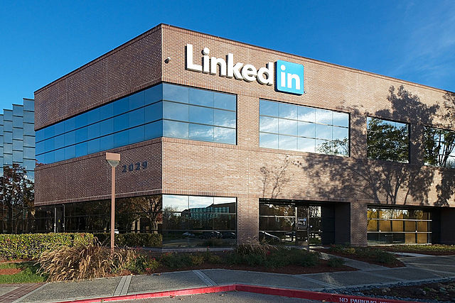 Aparece la primera red social profesional, LinkedIn