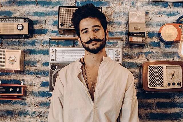 COMIENZOS COMO CANTANTE SOLISTA