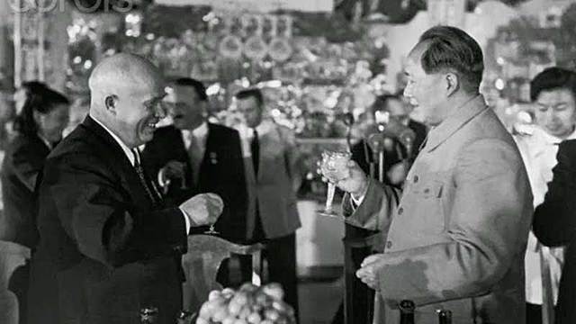 Kruschev es destruido por Breznev