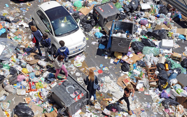 A pochi giorni dal voto la città è invasa dai rifiuti
