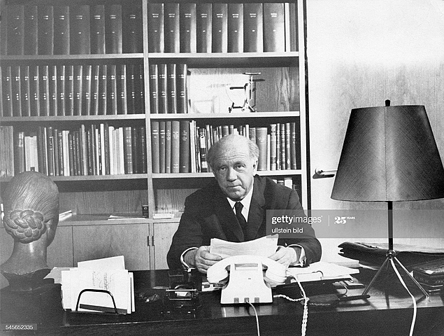 Fue profesor de física teórica en la universidad de Leipzig