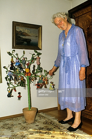 Se casa con Elisabeth Heisenberg