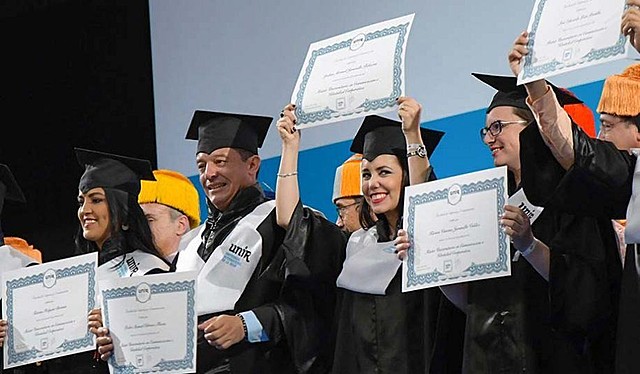 ME GRADUO DE LA UNIVERSIDAD