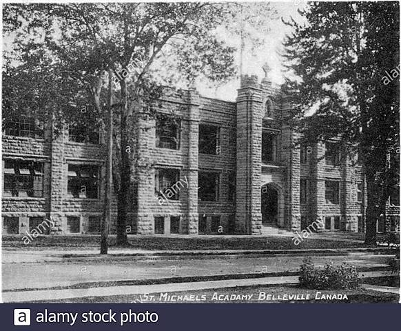 Inicia sus actividades la Escuela Mixta para adolescentes.