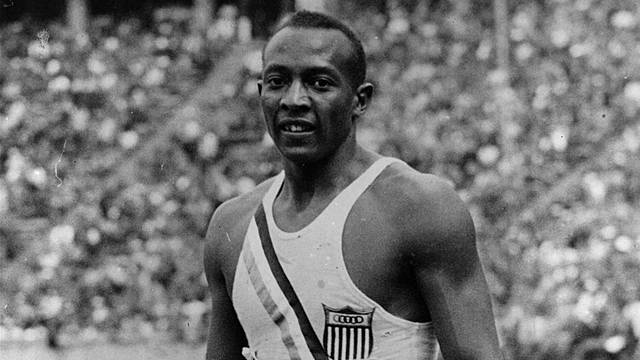 Jesse Owens gana 4 oros olímpicos