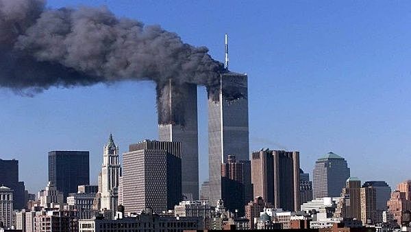 Dos aviones se estrellan contra las torres gemelas.