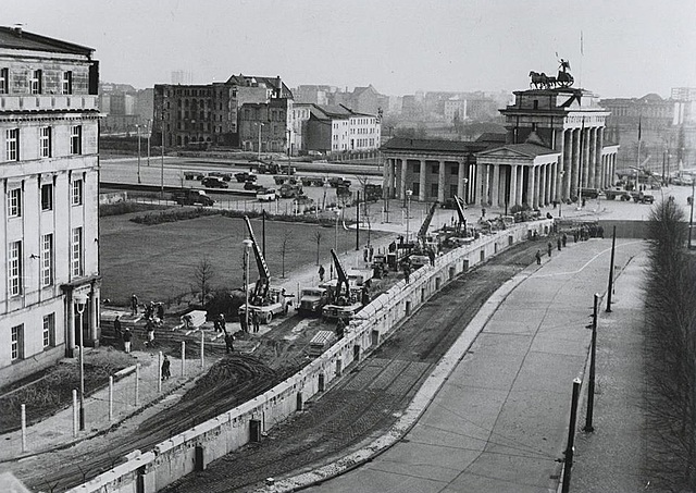 Se erige el muro de Berlín