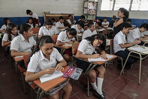 Ministerio de Educación de El Salvador, puso en función los nuevos Programas de Estudio de Educación Media