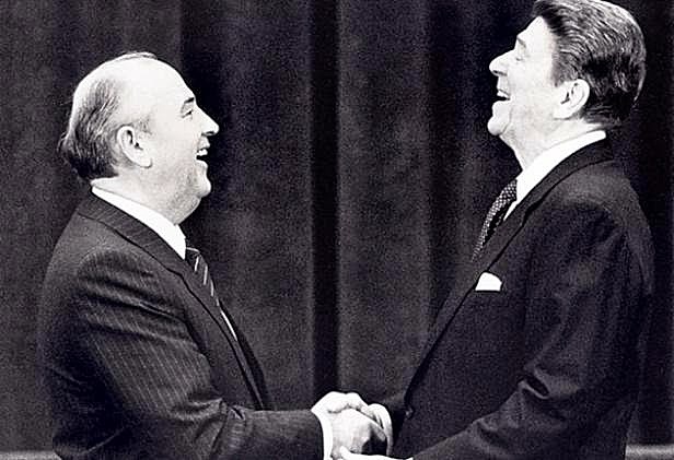 Primera cumbre entre Gorbachov y Reagan en Ginebra
