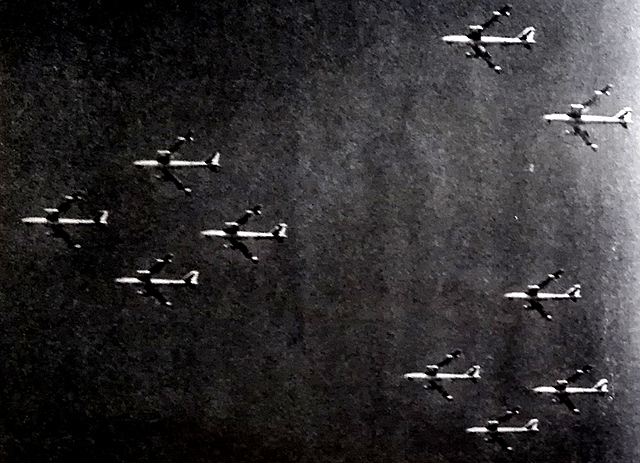 Aviones británicos y franceses bombardean aeropuertos egipcios