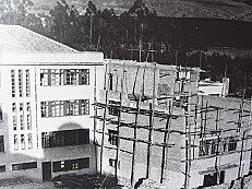 Construcción del ala derecha del edificio central