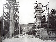 construcción de la entrada principal de la universidad