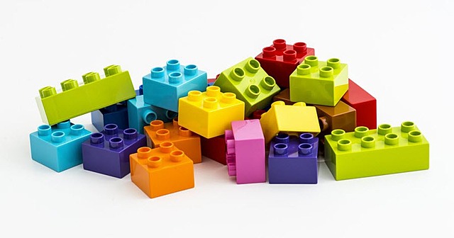 Hodgins “Propone la metáfora del LEGO.