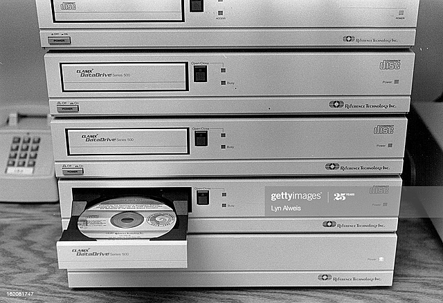 Se crea la primera version del CD room