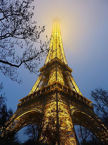 Se construye la torre Eiffel