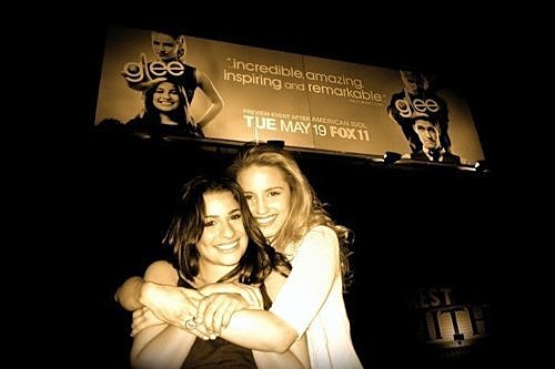 Fotos com o outdoor de Glee