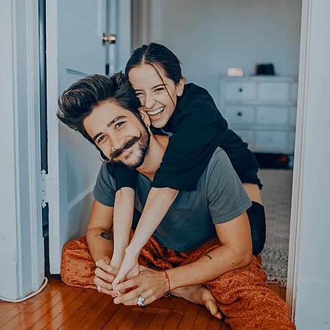 SE COMPROMETE CON SU NOVIA