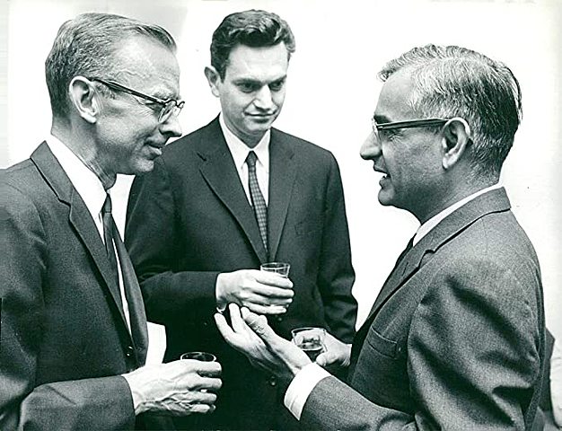 Marshall Nirenberg y H. Gobind Khorana.