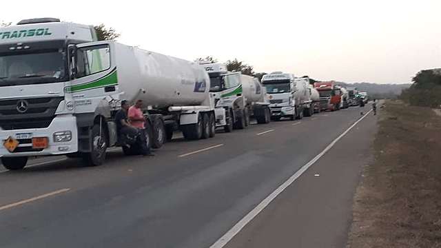 Camiones cisternas que transportan oxígeno medicinal están
