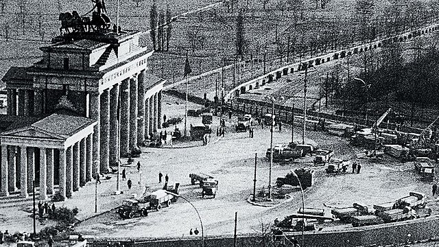 inicio de la construcción del muro de berlín por la alemania oriental