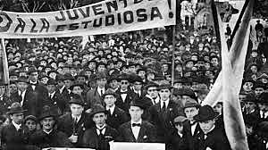 1918 Movimientos estudiantiles nacionales e internacionales. Reforma Universitaria de Argentina. Entre marzo y octubre estudiantes de la universidad Nacional de Córdoba lucharon contra el poder católico y conservador para democratizar la Universidad