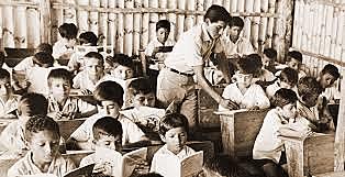 1810 Perspectivas socioculturales.  Se estableció en la Constitución que todos los niños en la escuela se establecerían enseñanza mutua. Se enseñaría a los niños de México una demostración de leer, escribir y contar.