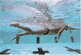 ¿Cómo se ejecuta la patada en estilo "Crol o Libre"