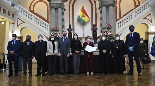 Áñez promulga ley de postergación de elecciones