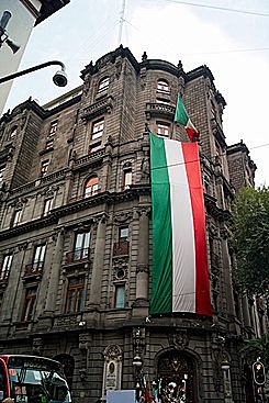 Se establece el primer banco en Mexico