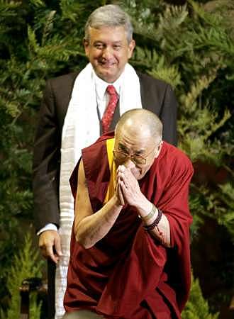 AMLO da bienvenida a Dalai Lama