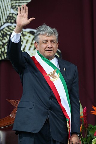 Refuta AMLO elecciones de 2006, se proclama presidente legitimo