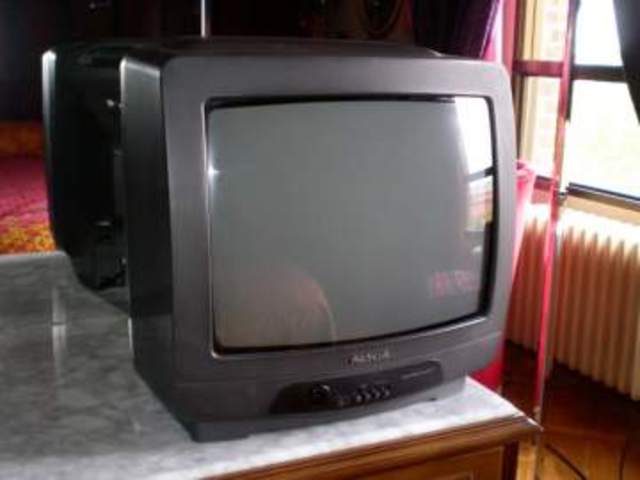 Los reyes traen una tele para la cocina.