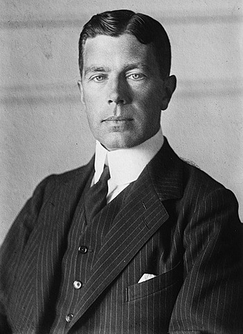 Gustavo VI Adolfo de Suecia sube al trono