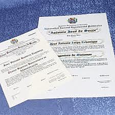 Por primera vez en la historia una universidad, la Universidad de Londres (Inglaterra) otorga títulos a estudiantes que estudiaban por correspondencia.