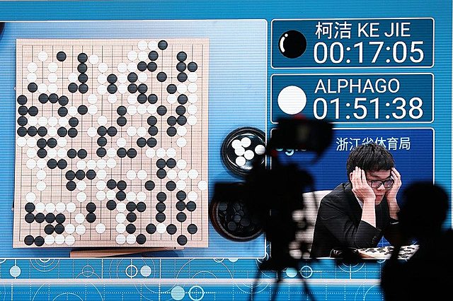 AlphaGo vence al Go.