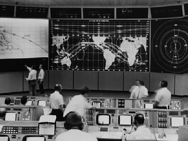 Sus origenes se dieron en el area militar de Estados unidos