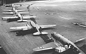 a aviação inglesa bombardeia a cidade de Berlim.