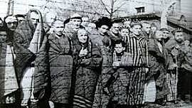 o exército vermelho libertam os prisioneiros do campo de concentração de Auschwitz.