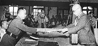 Assinatura da rendição do Japão e fim da Segunda Guerra Mundial.