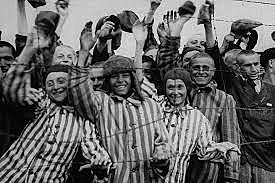 O exército vermelho libertam os prisioneiros do campo de concentração de Auschwitz.