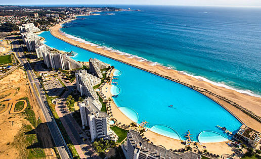 Chile nada en la piscina más grande del mundo