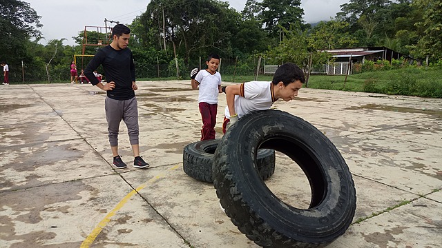 Anima, apoya, exige.