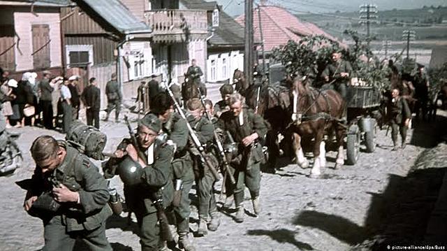 Alemanha ataca a União Soviética.