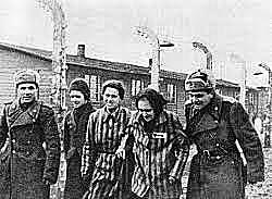 O exército vermelho libertam os prisioneiros do campo de concentração de Auschwitz.